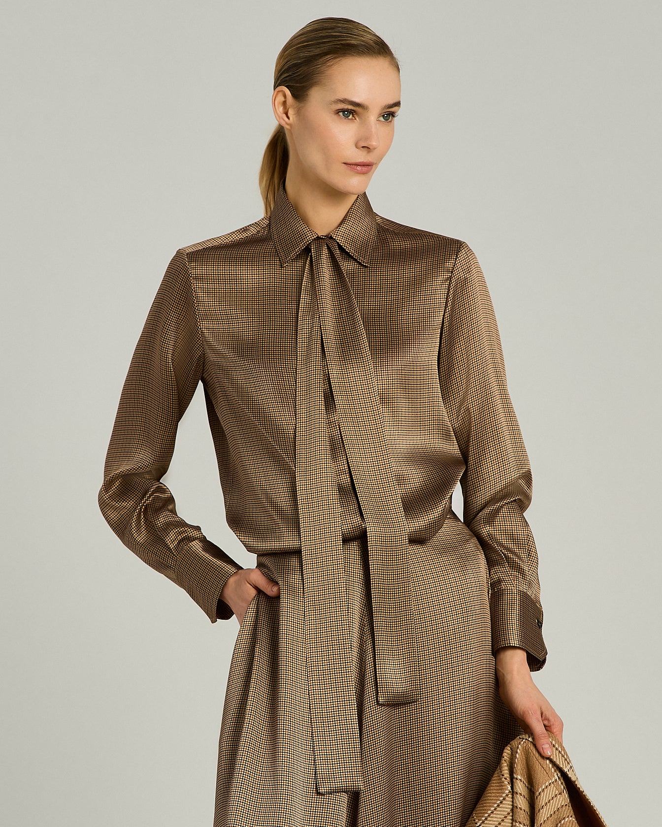 CAMICIA IN PURA SETA CON MICROFANTASIA E FIOCCO