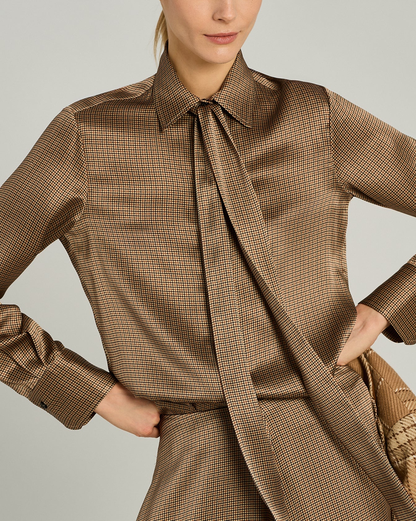 CAMICIA IN PURA SETA CON MICROFANTASIA E FIOCCO