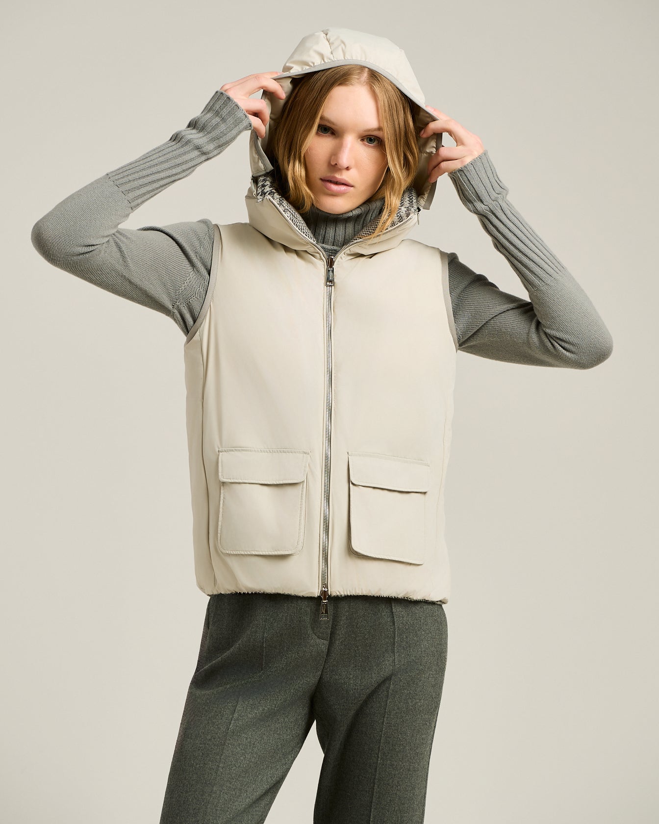 HOODED SLEEVELESS SILK AND CASHMERE GILET