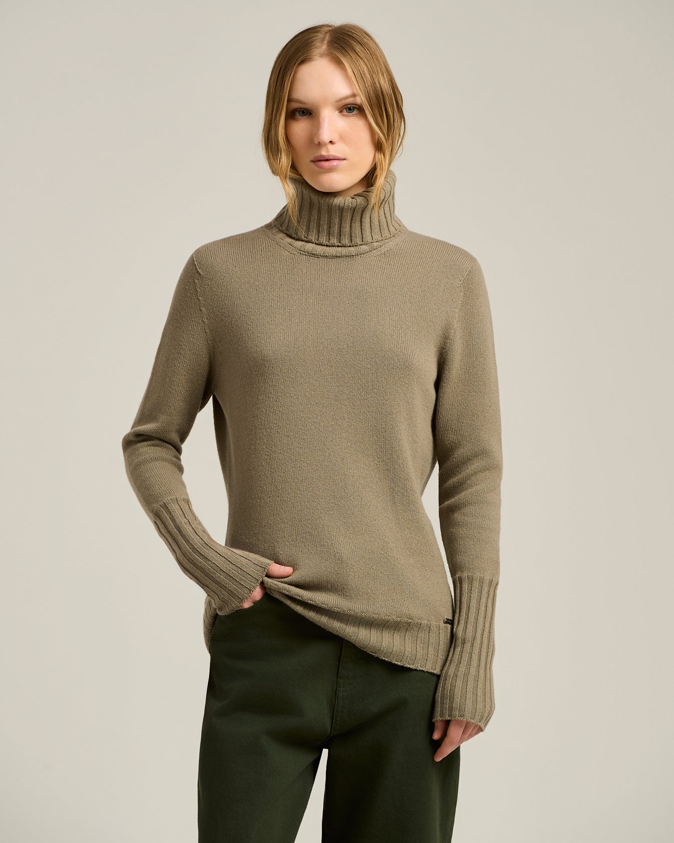 BEIGE CASHMERE TURTLENECK SWEATER