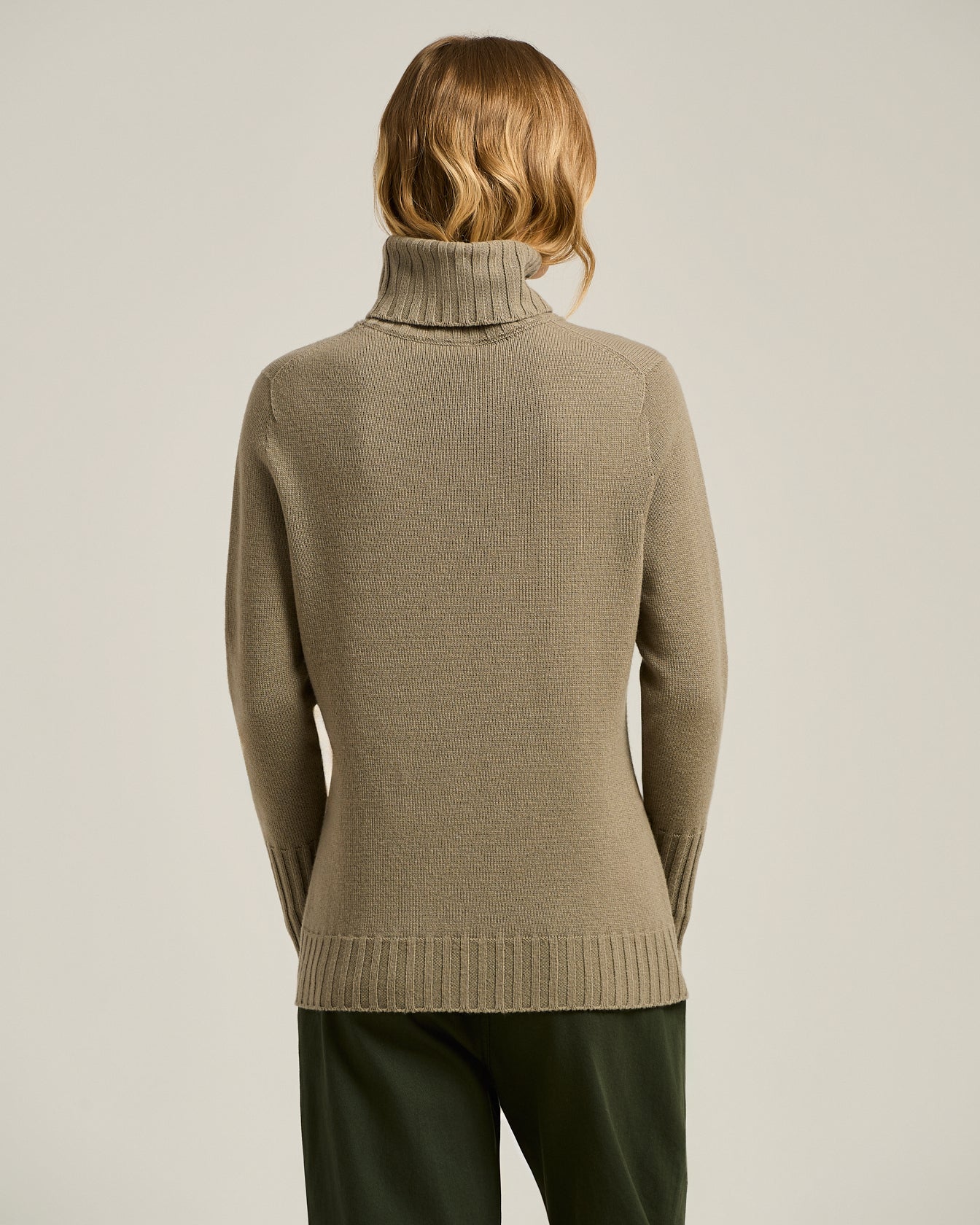 BEIGE CASHMERE TURTLENECK SWEATER