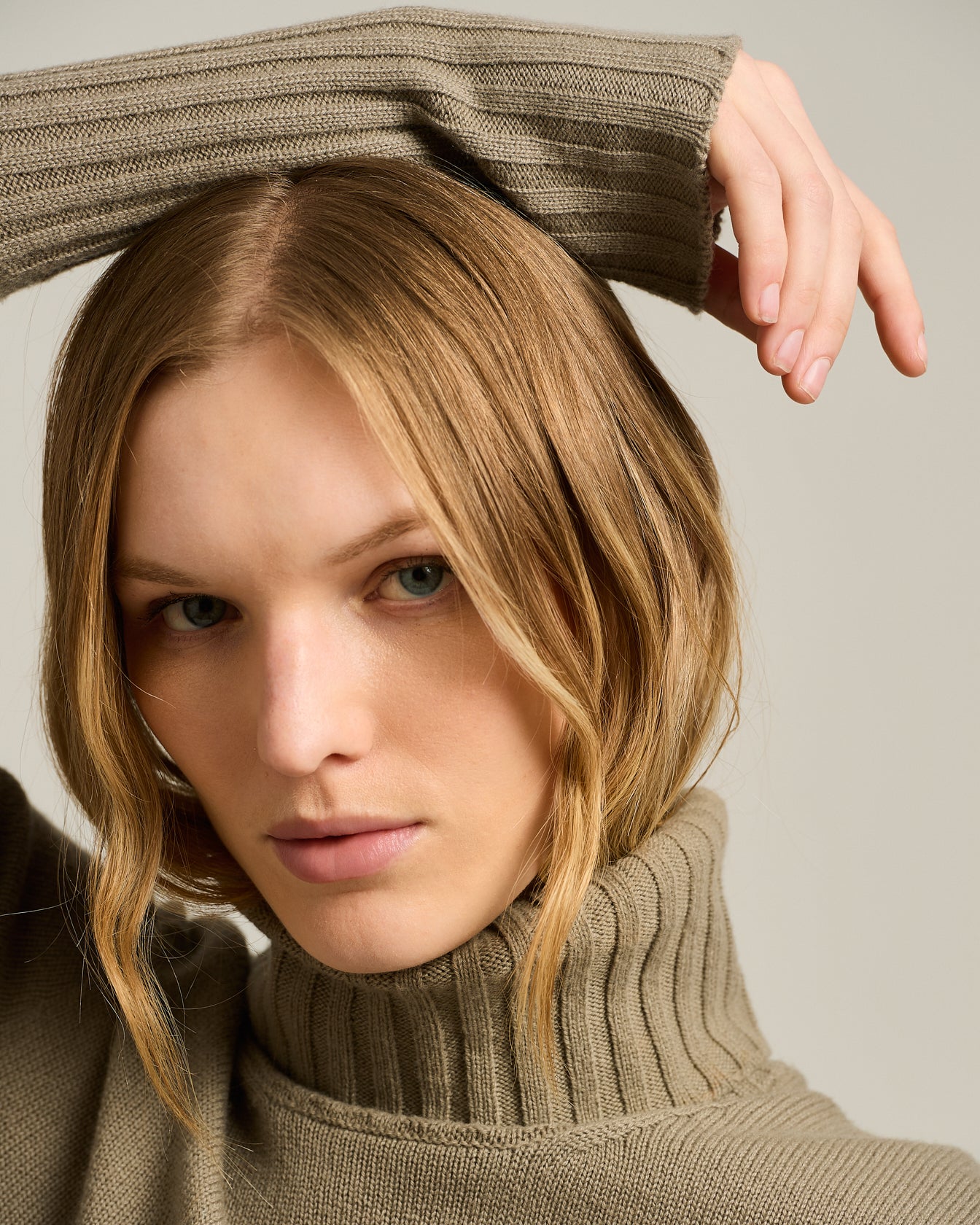 BEIGE CASHMERE TURTLENECK SWEATER
