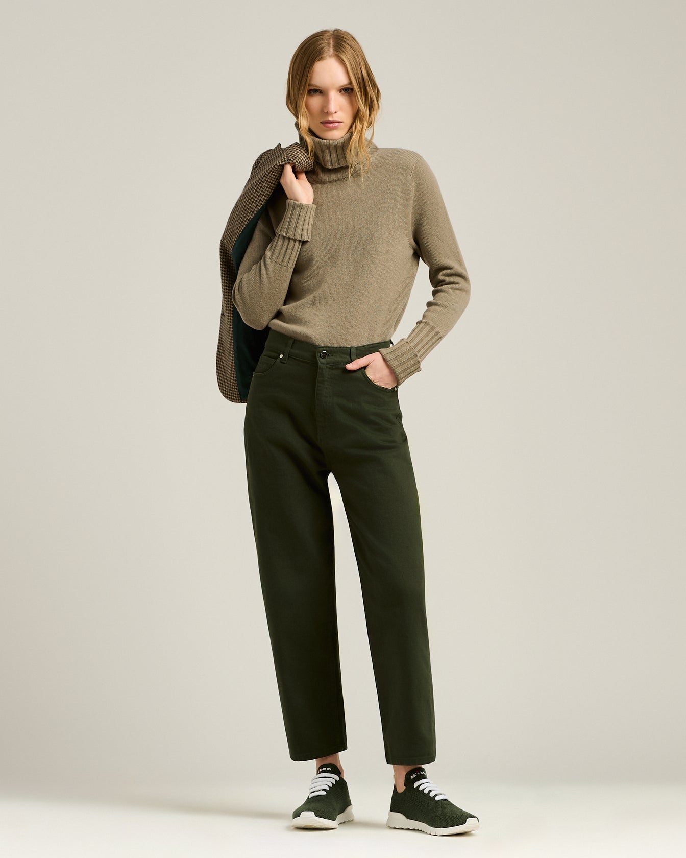 BEIGE CASHMERE TURTLENECK SWEATER