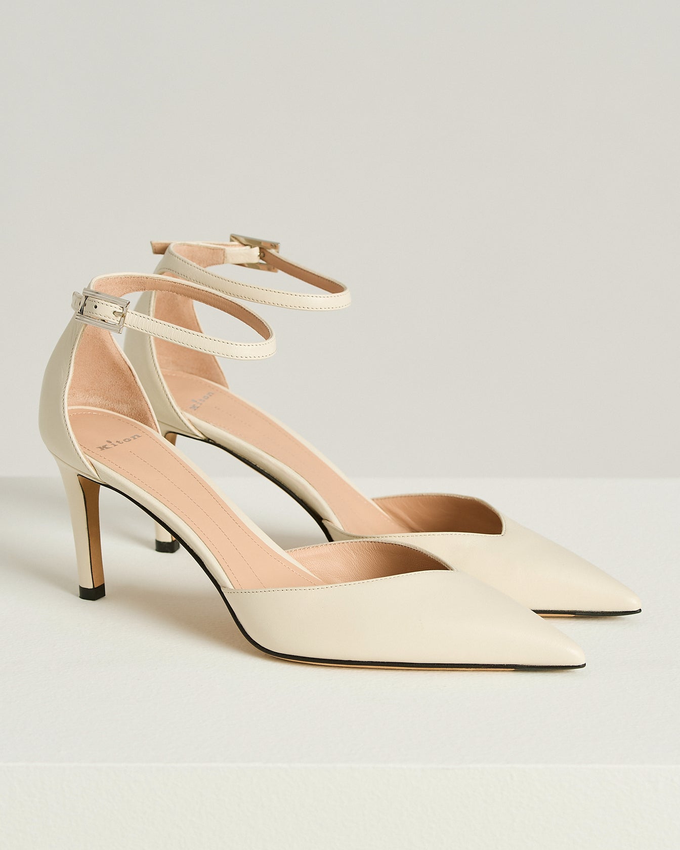 DÉCOLLETÉ IN PELLE LISCIA CON CINTURINO ALLA CAVIGLIA IN AVORIO