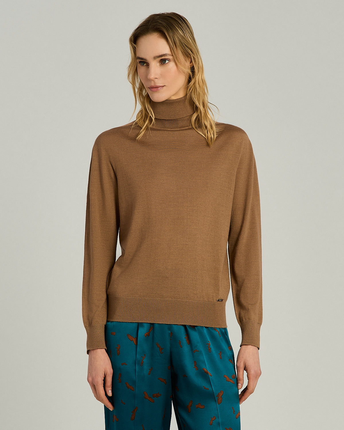 BEIGE CASHMERE HIGH-NECK SWEATER 2