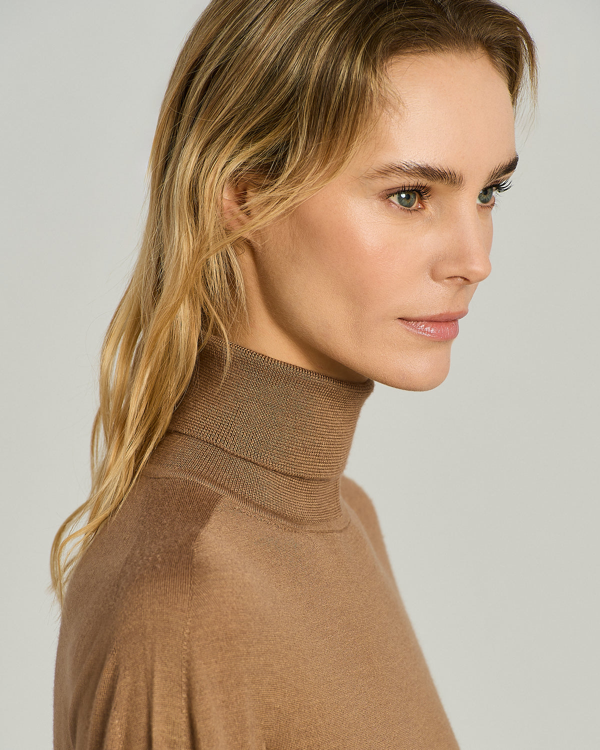 BEIGE CASHMERE HIGH-NECK SWEATER 4