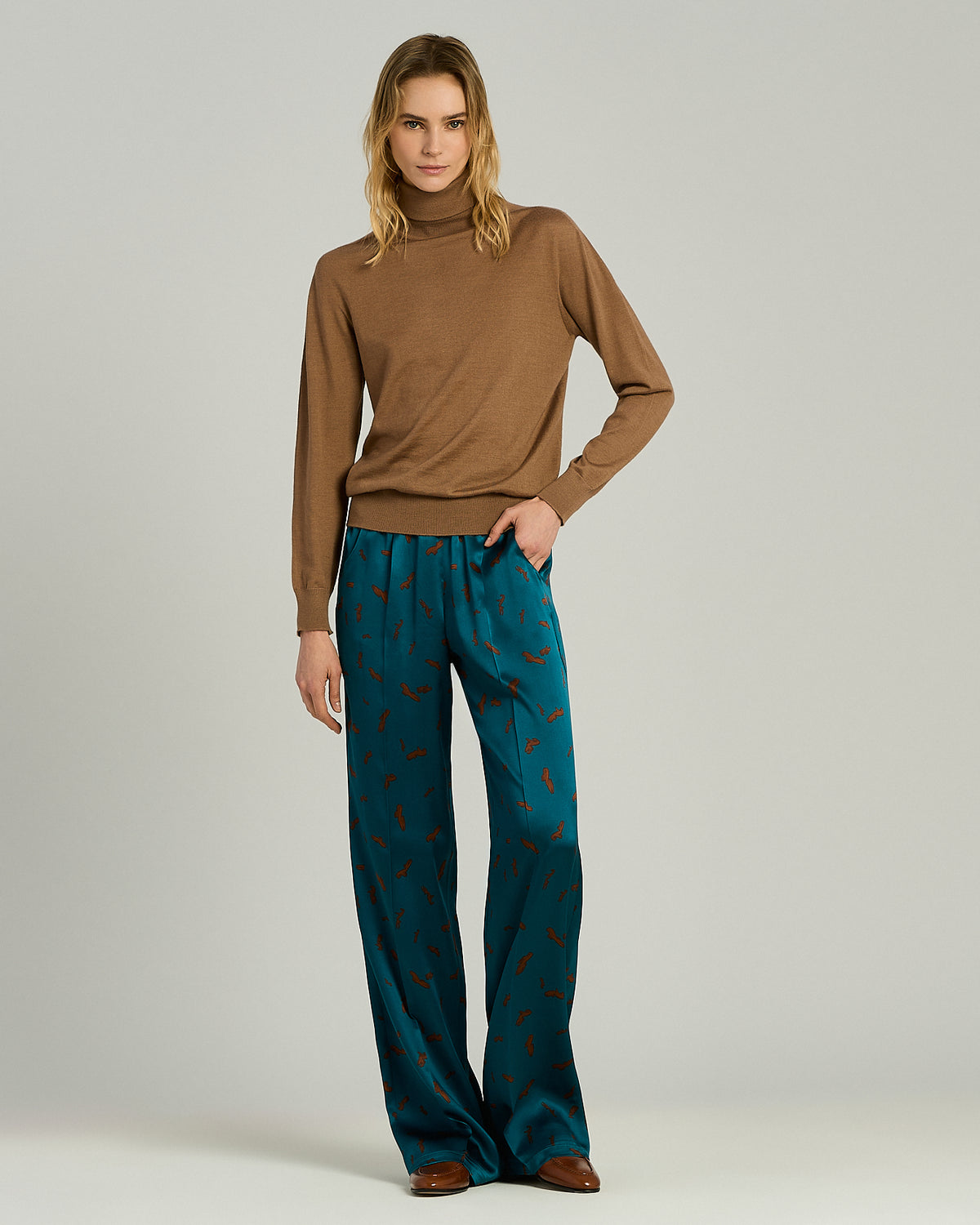 BEIGE CASHMERE HIGH-NECK SWEATER 5