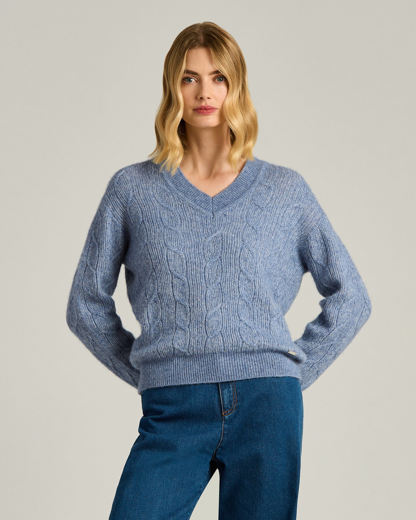 MAGLIA SCOLLO V IN FILATI PREGIATI