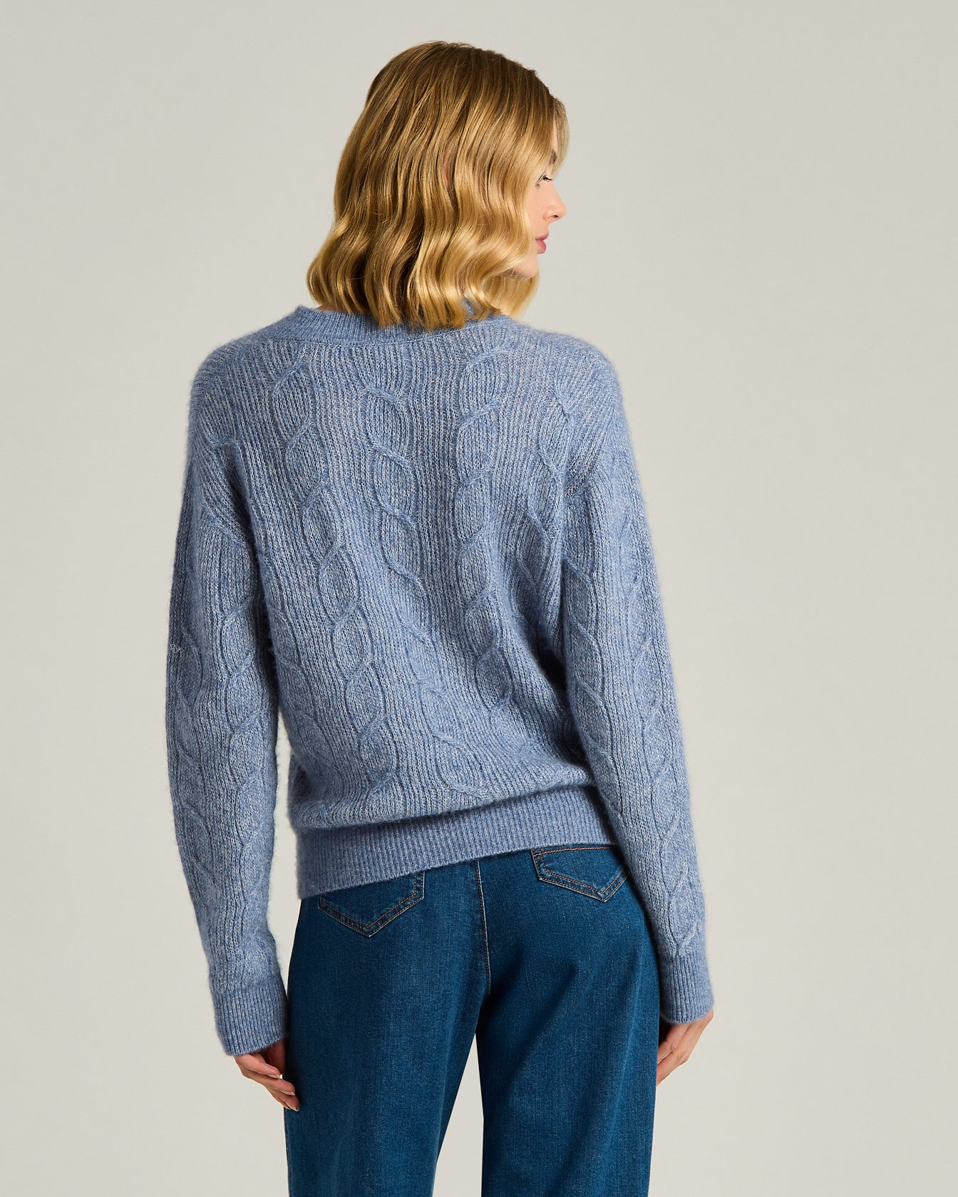 MAGLIA SCOLLO V IN FILATI PREGIATI