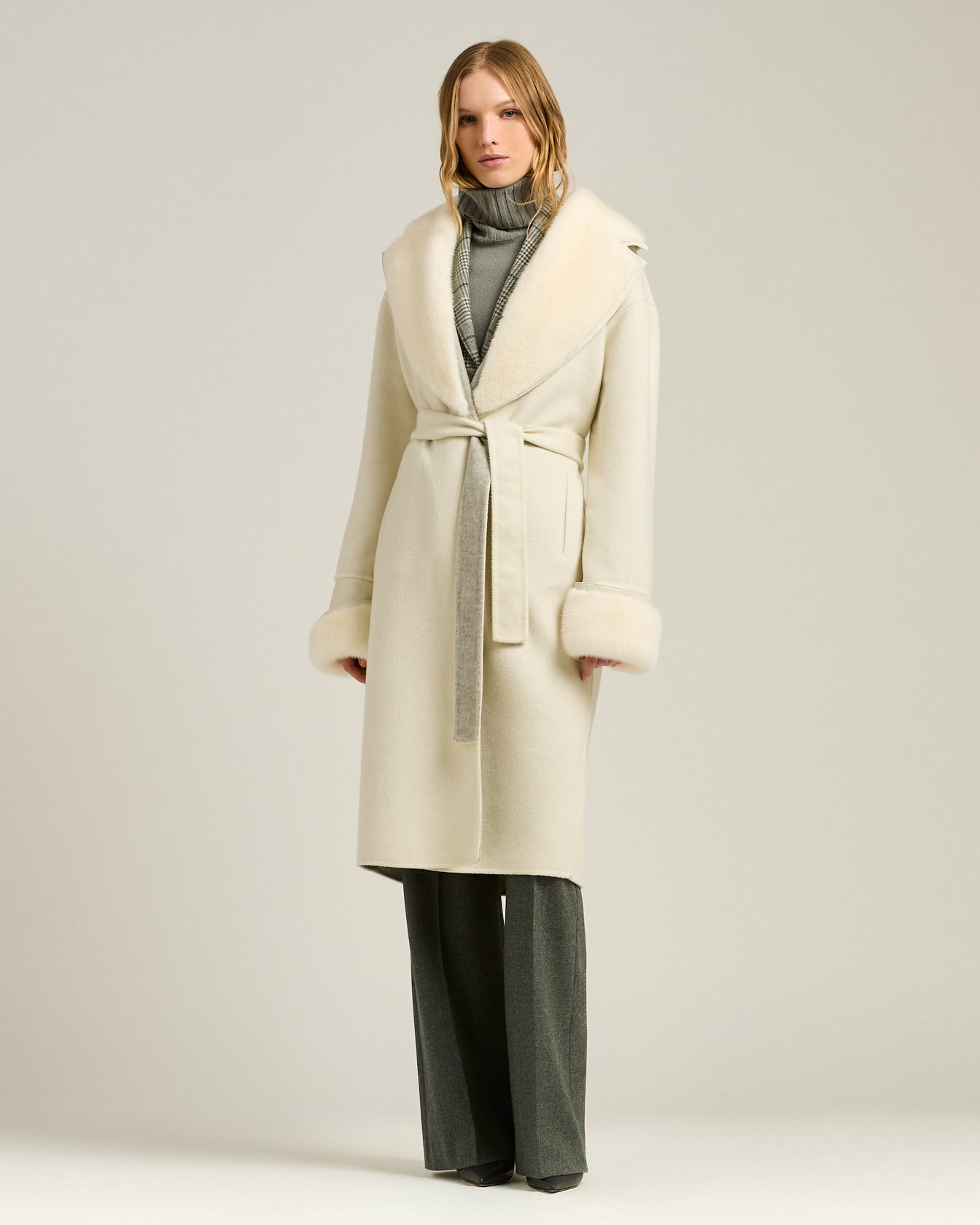CASHMERE OVERCOAT WITH FUR DETAILS