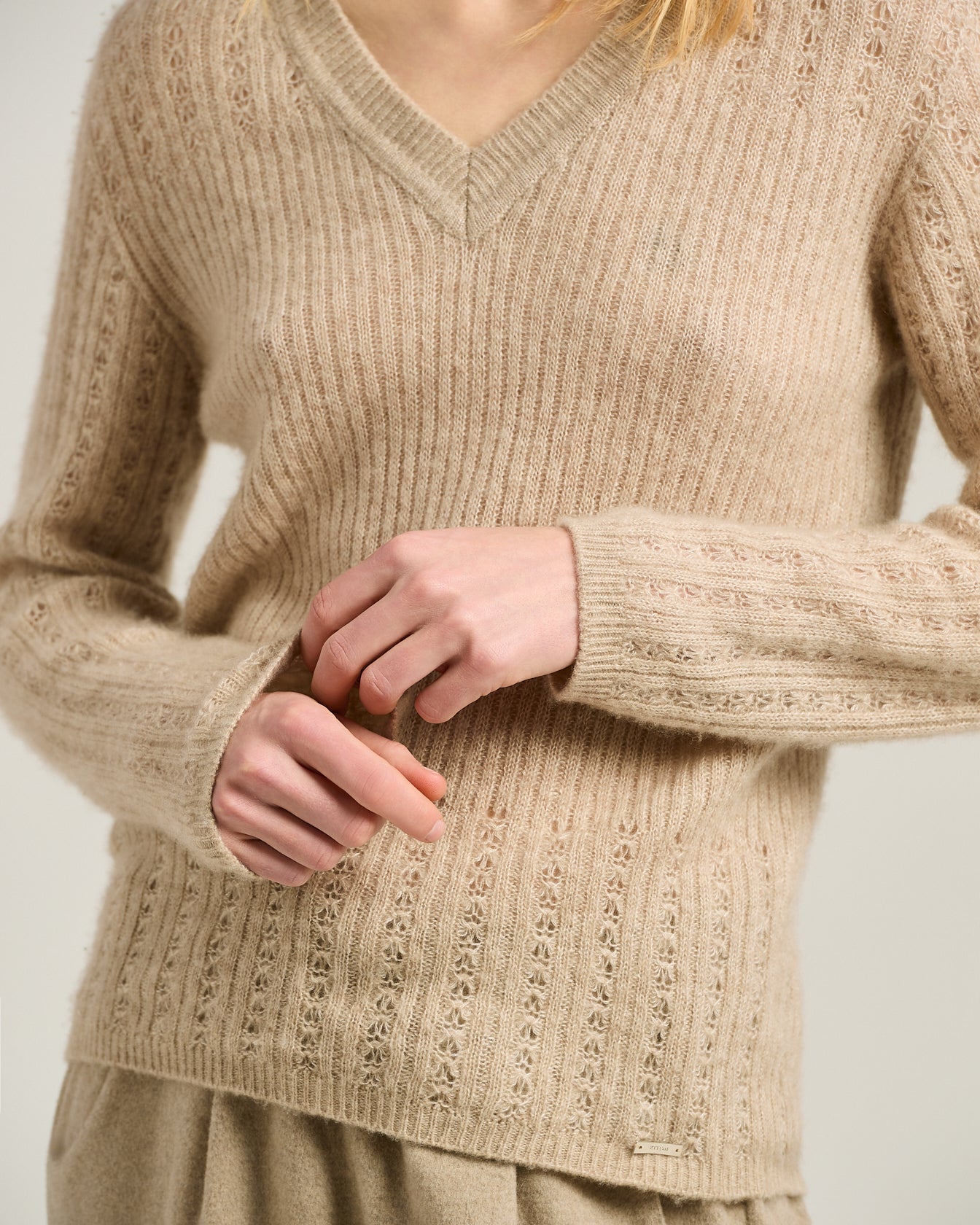 MAGLIA SCOLLO V TRAFORATA IN CASHMERE E SETA