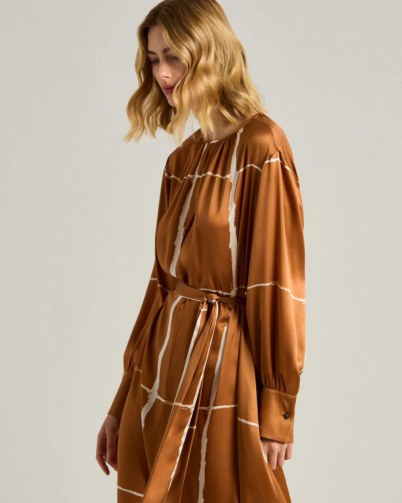 ABITO IN RASO DI SETA CON SILHOUETTE FLUIDA