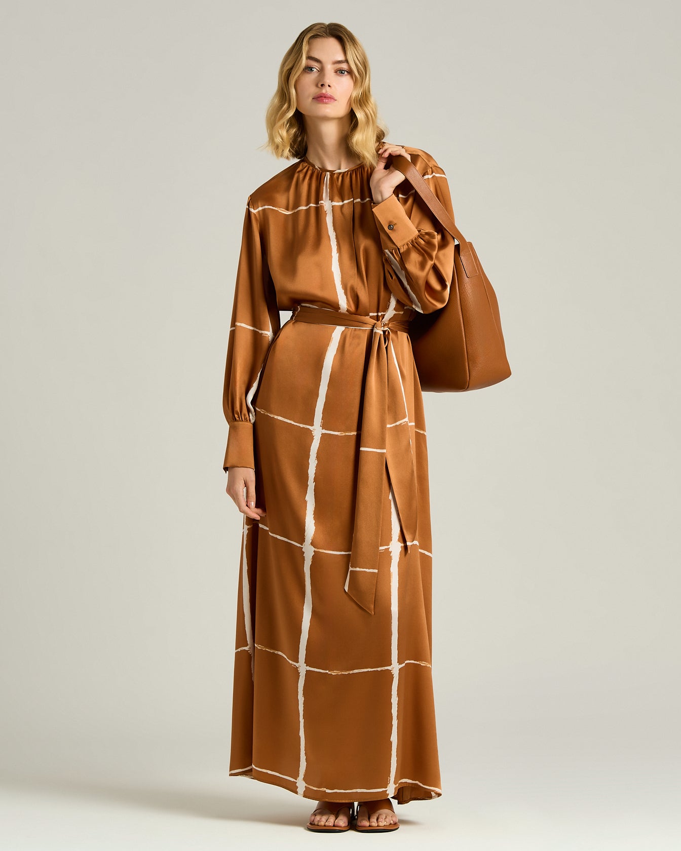 ABITO IN RASO DI SETA CON SILHOUETTE FLUIDA