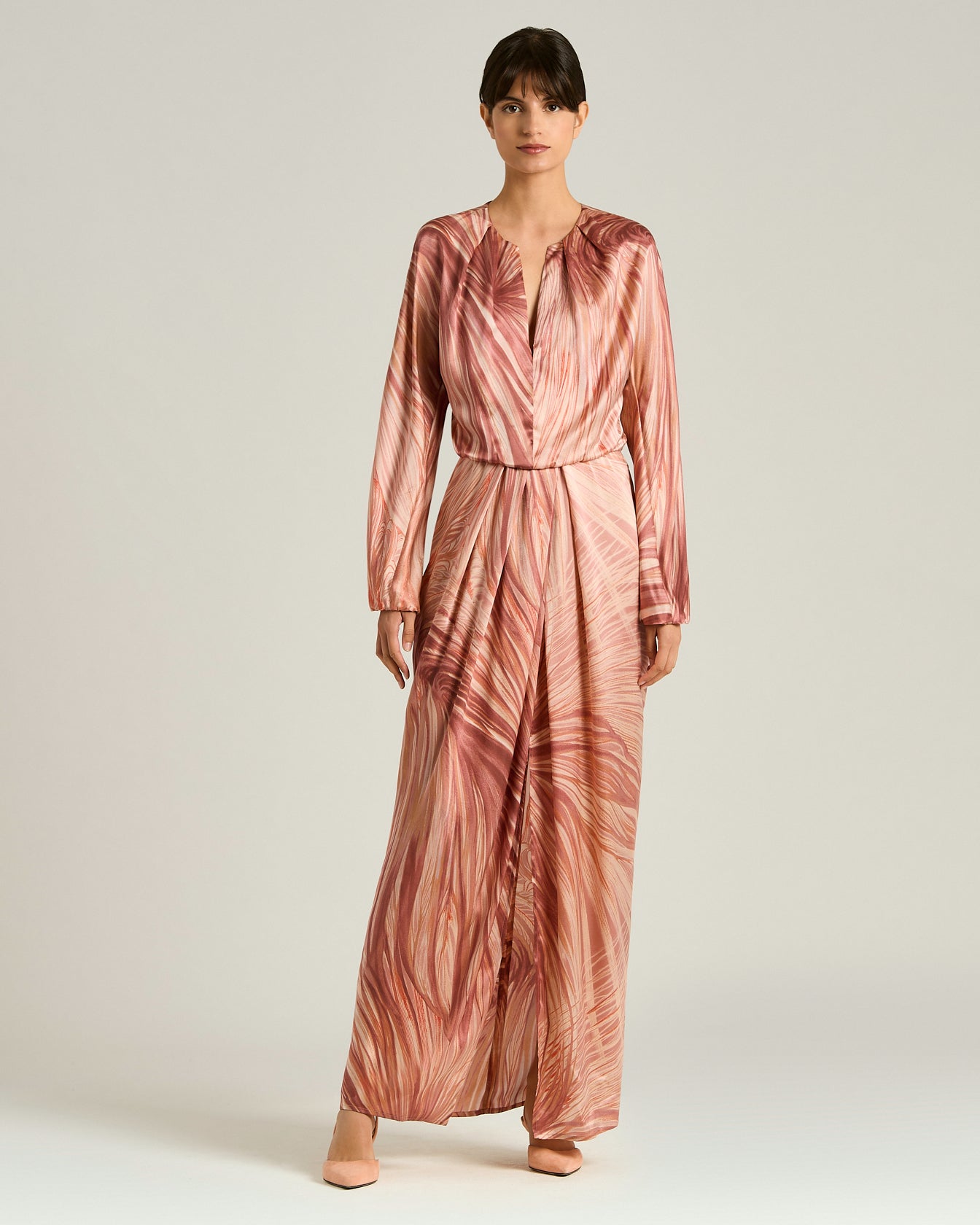 ABITO IN RASO DI SETA CON APERTURA SUL RETRO