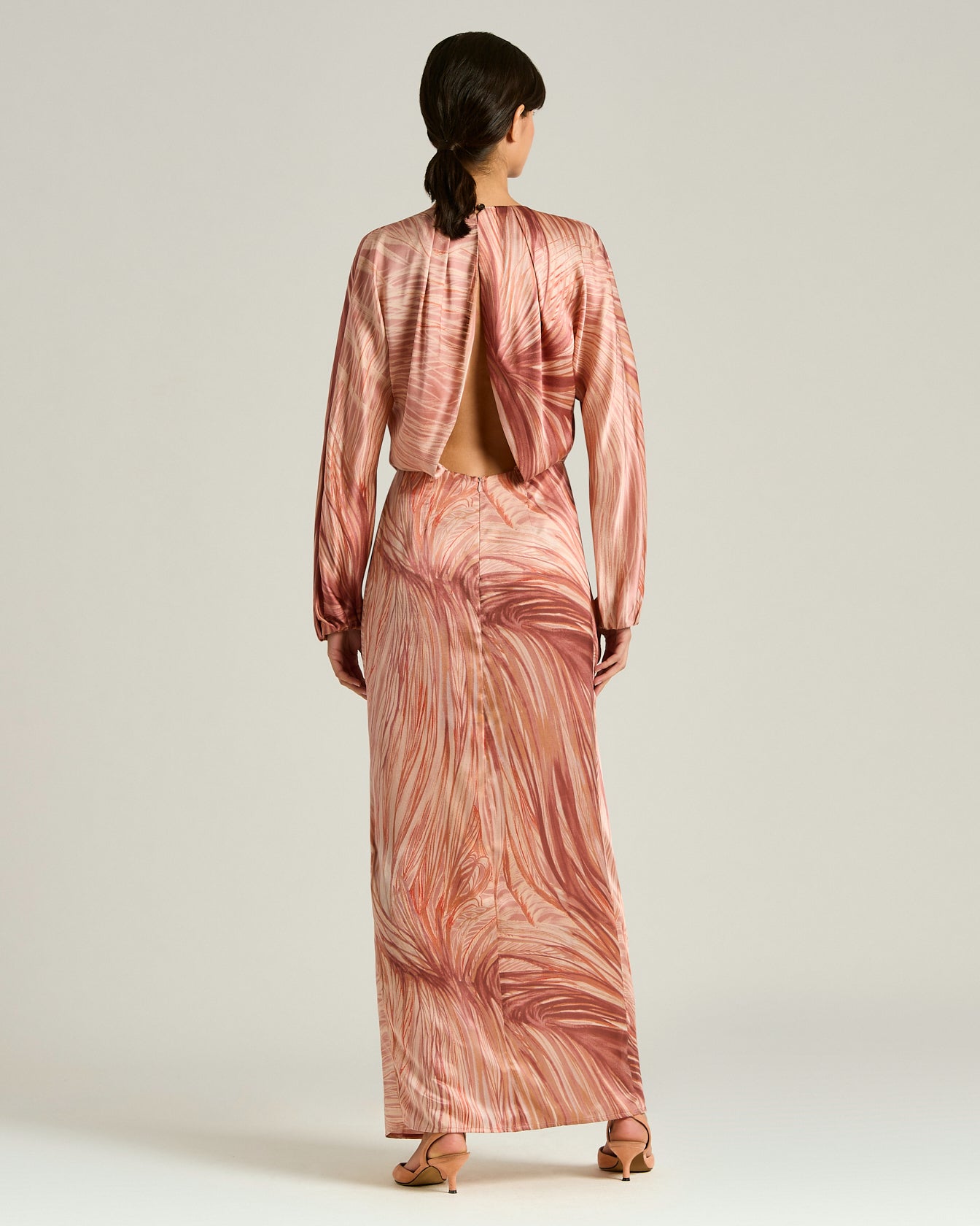 ABITO IN RASO DI SETA CON APERTURA SUL RETRO