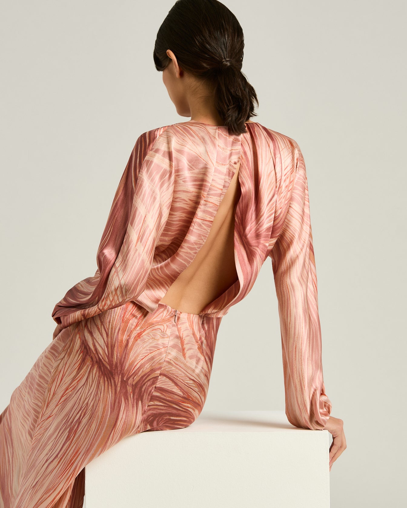 ABITO IN RASO DI SETA CON APERTURA SUL RETRO