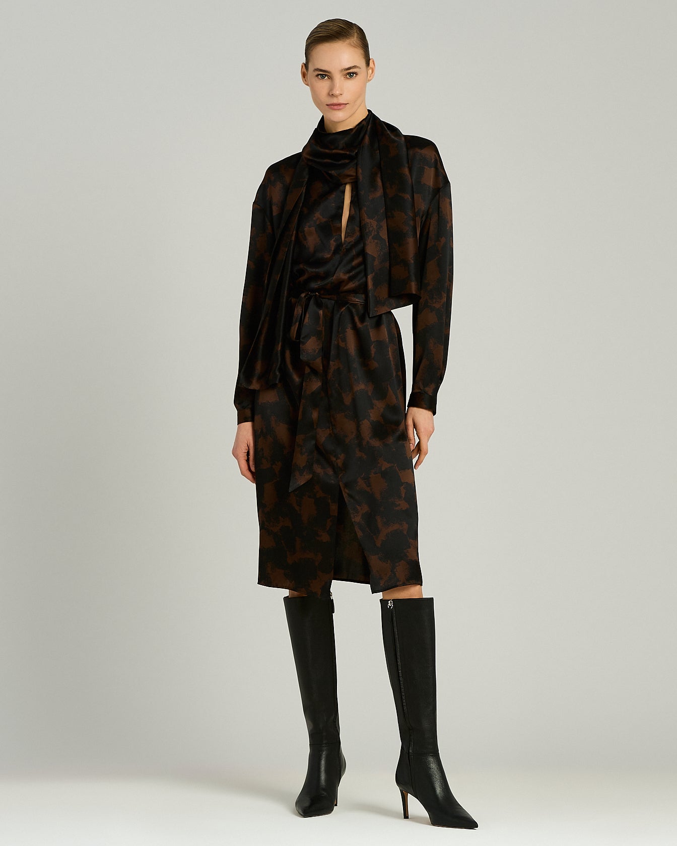ABITO IN SETA STAMPATA CON FOULARD E CINTURA