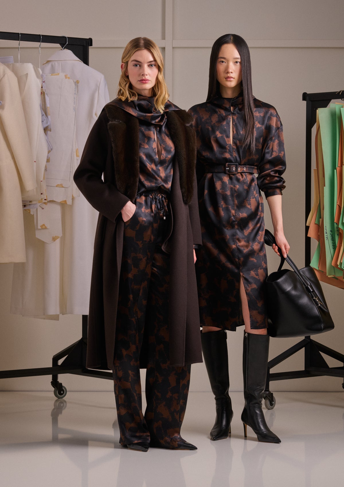 CAMICIA IN SETA CON STAMPA ASTRATTA E FOULARD INTEGRATO