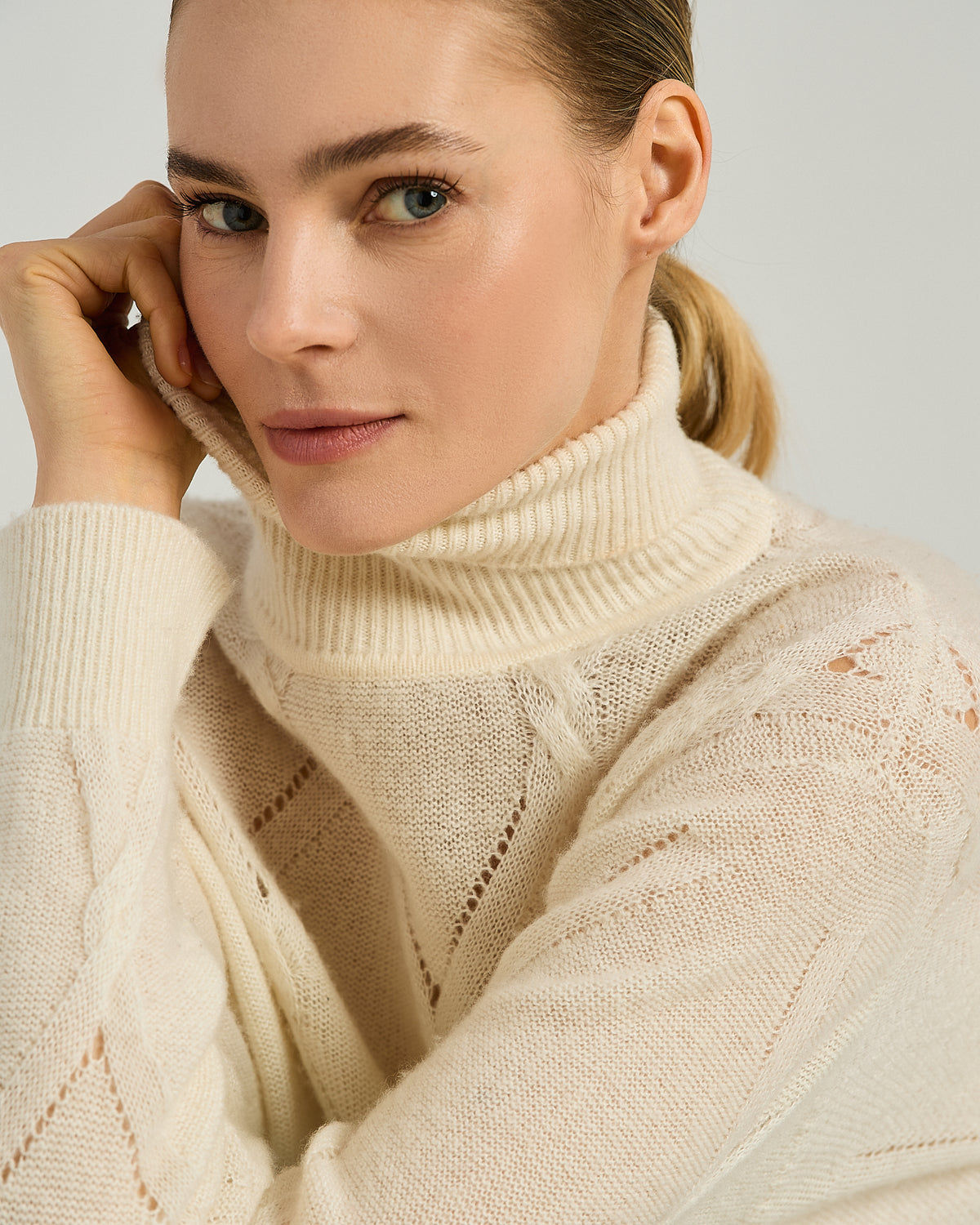 CREAM WHITE CASHMERE HIGH-NECK SWEATER 4