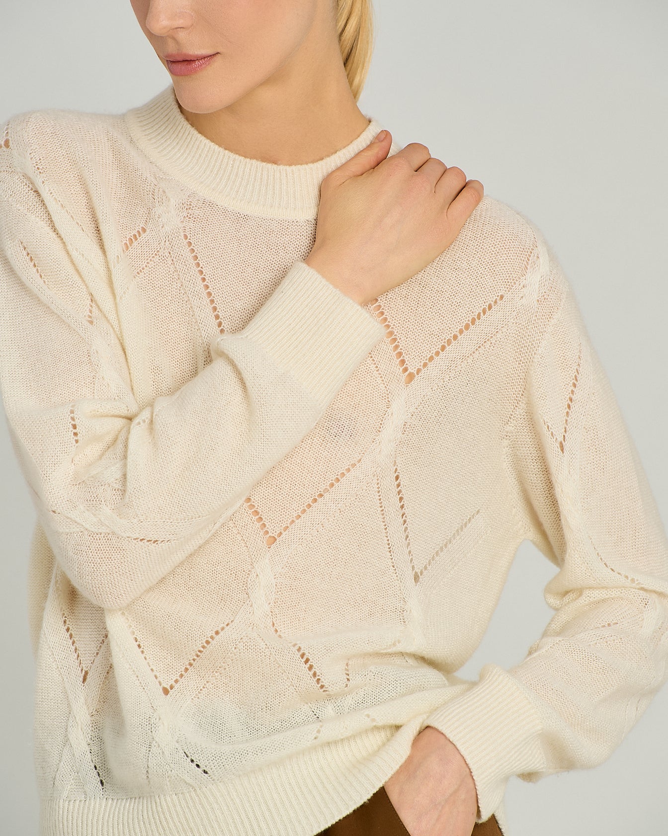 MAGLIA GIROCOLLO IN CASHMERE E SETA CON MOTIVO TRAFORATO