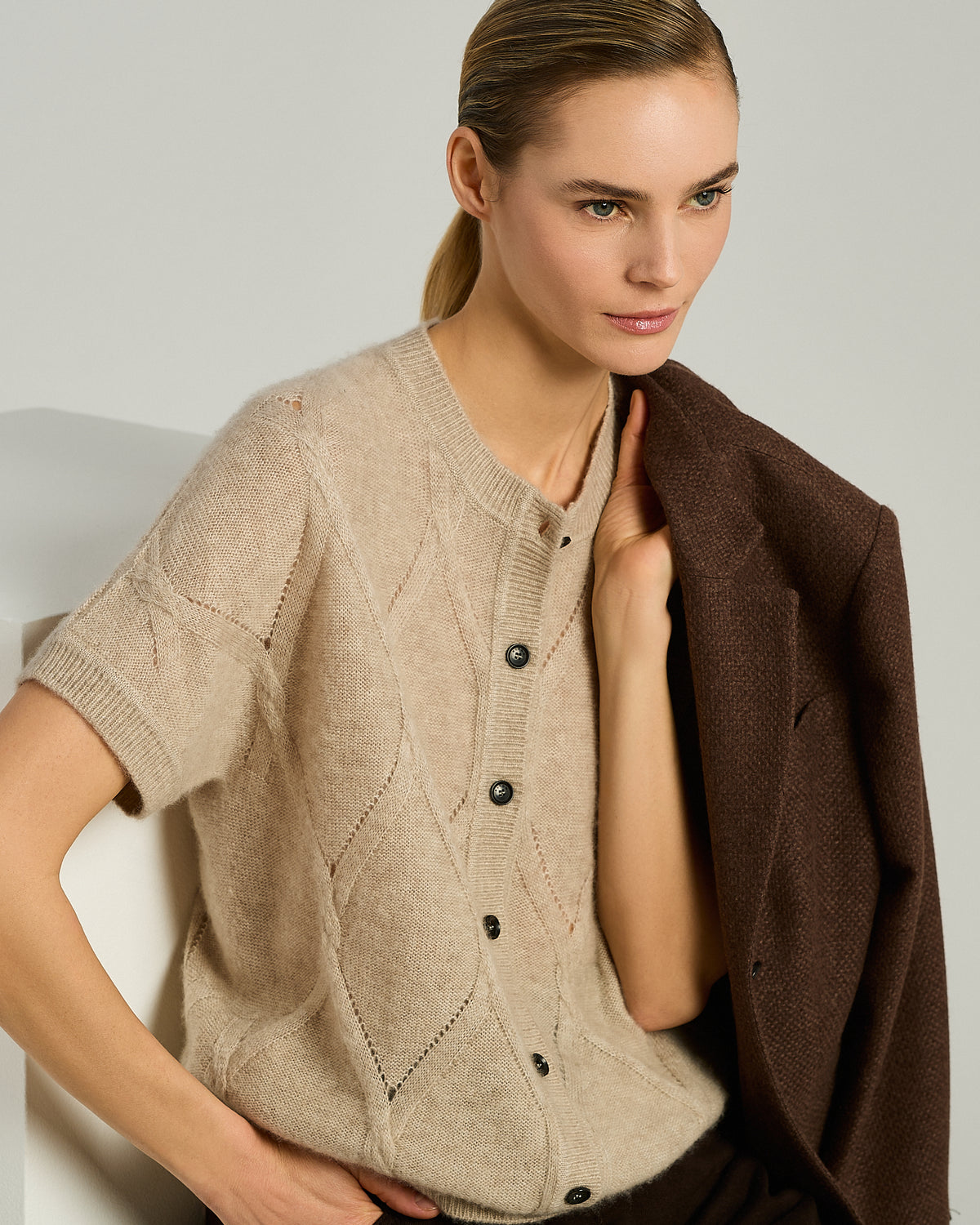 BEIGE CASHMERE ROUND-NECK SWEATER 4