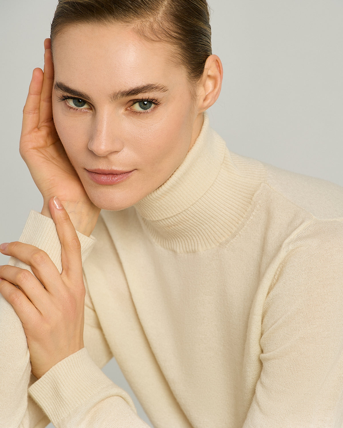 NATURAL CASHMERE HIGH-NECK SWEATER 4