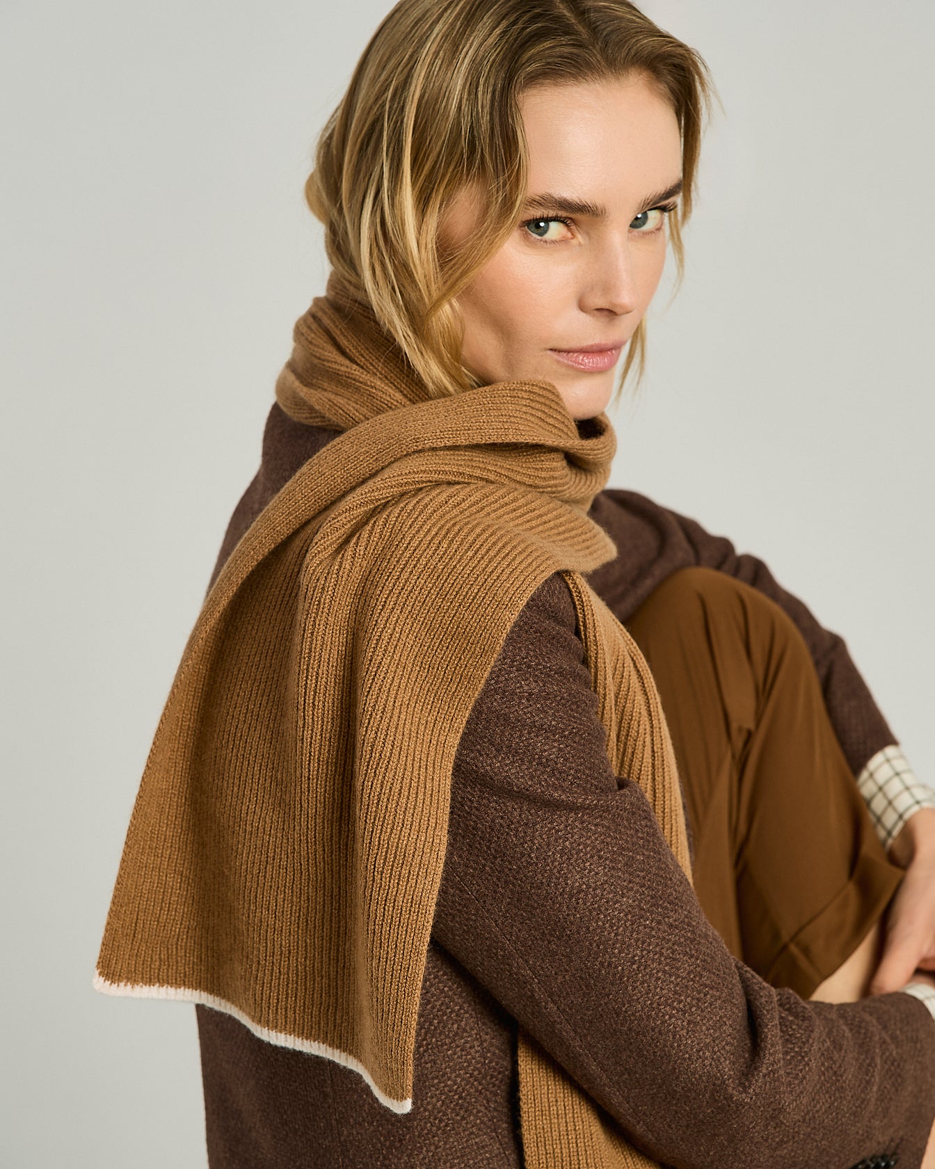 SCIARPA A COSTE IN PURO CASHMERE CON BORDO A CONTRASTO