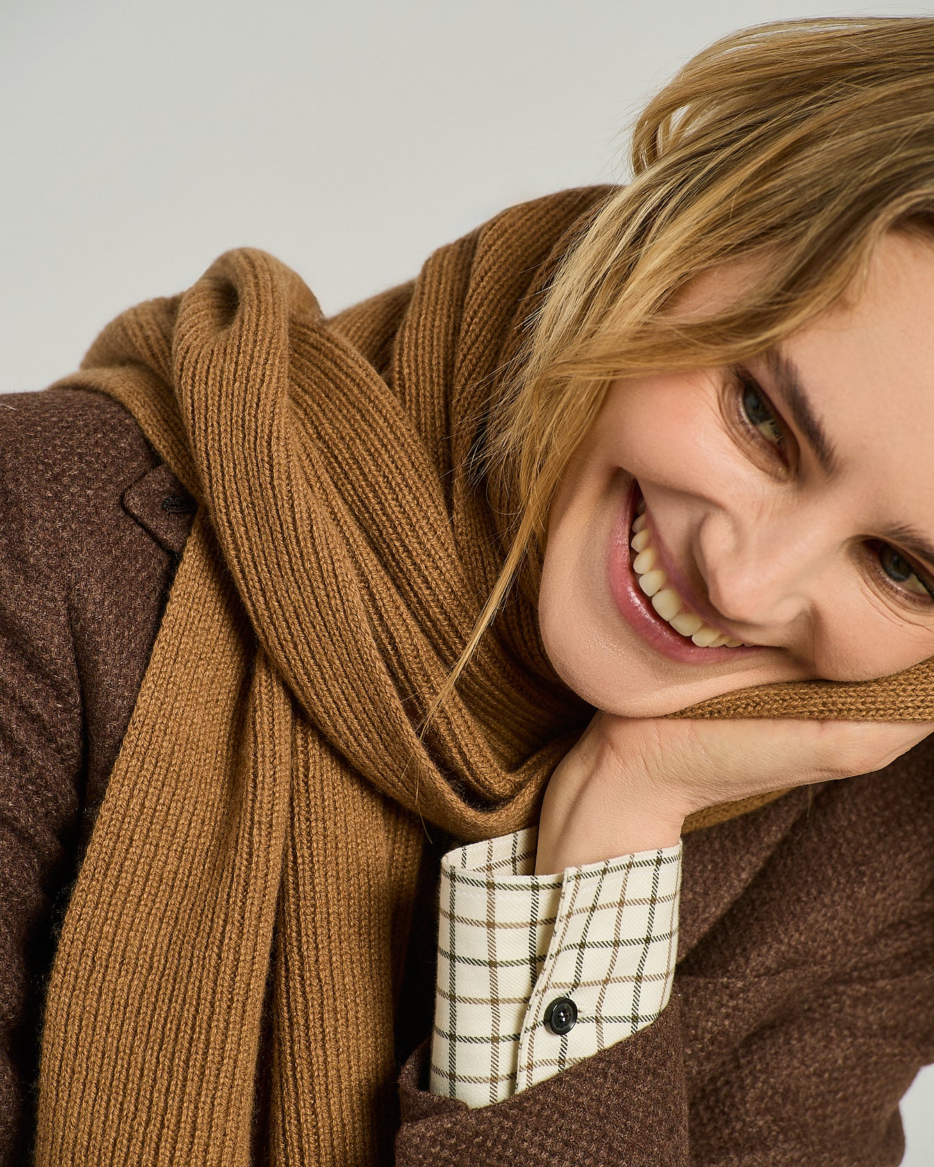 SCIARPA A COSTE IN PURO CASHMERE CON BORDO A CONTRASTO