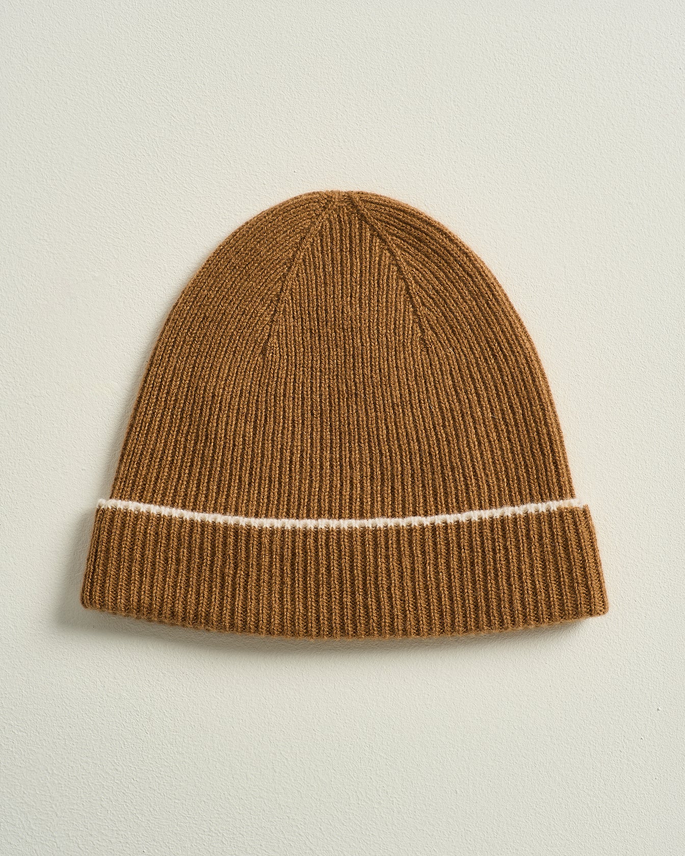 CAPPELLO IN CASHMERE A COSTE CON DETTAGLIO A CONTRASTO
