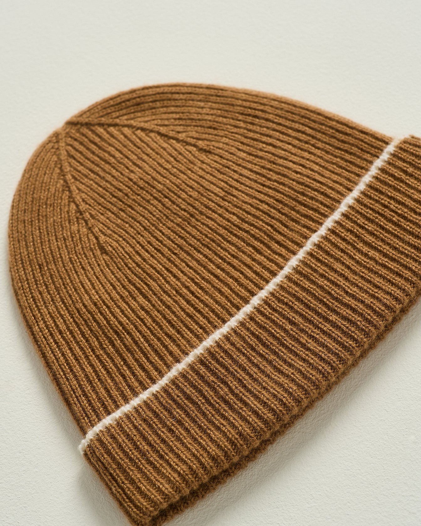 CAPPELLO IN CASHMERE A COSTE CON DETTAGLIO A CONTRASTO