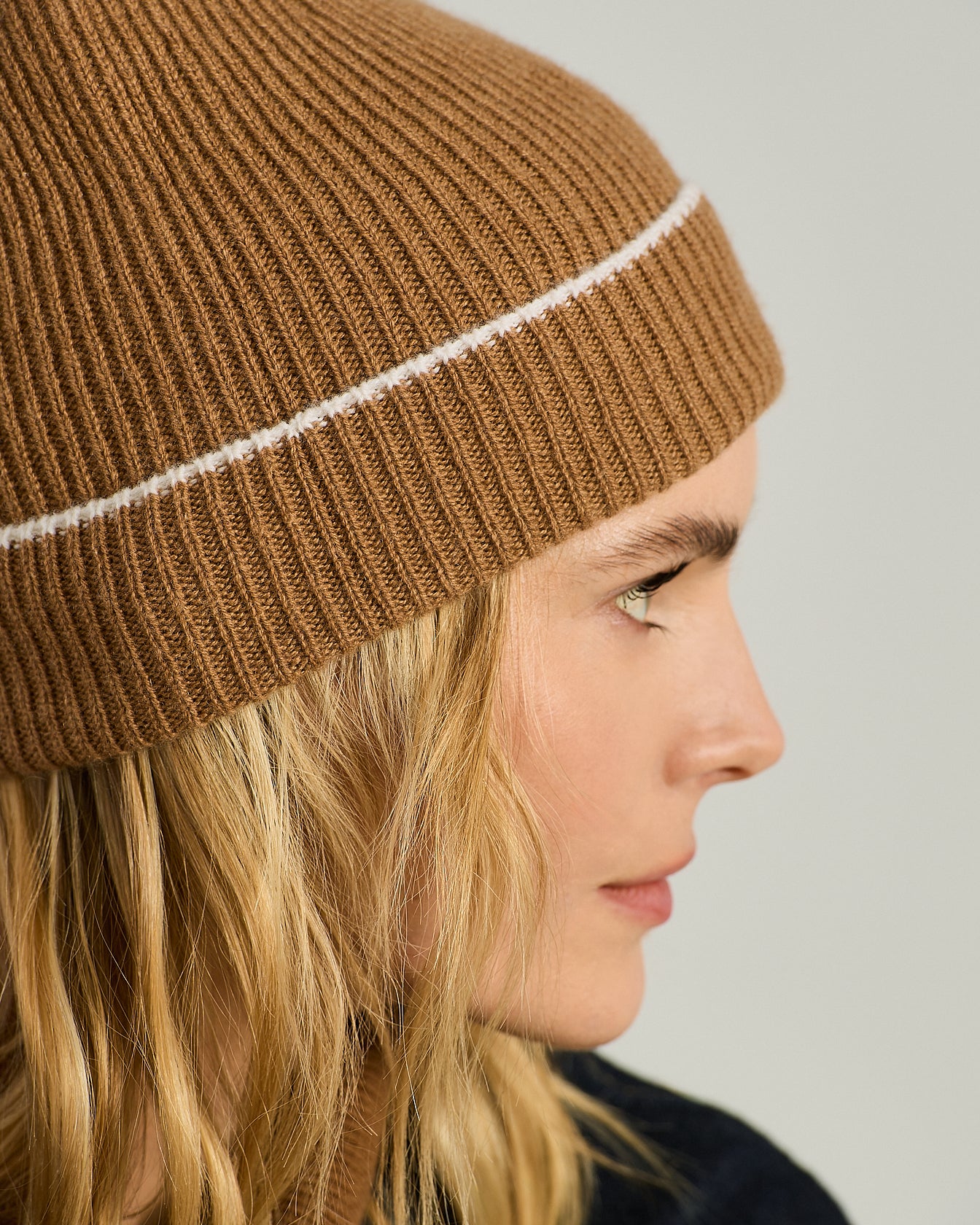 CAPPELLO IN CASHMERE A COSTE CON DETTAGLIO A CONTRASTO
