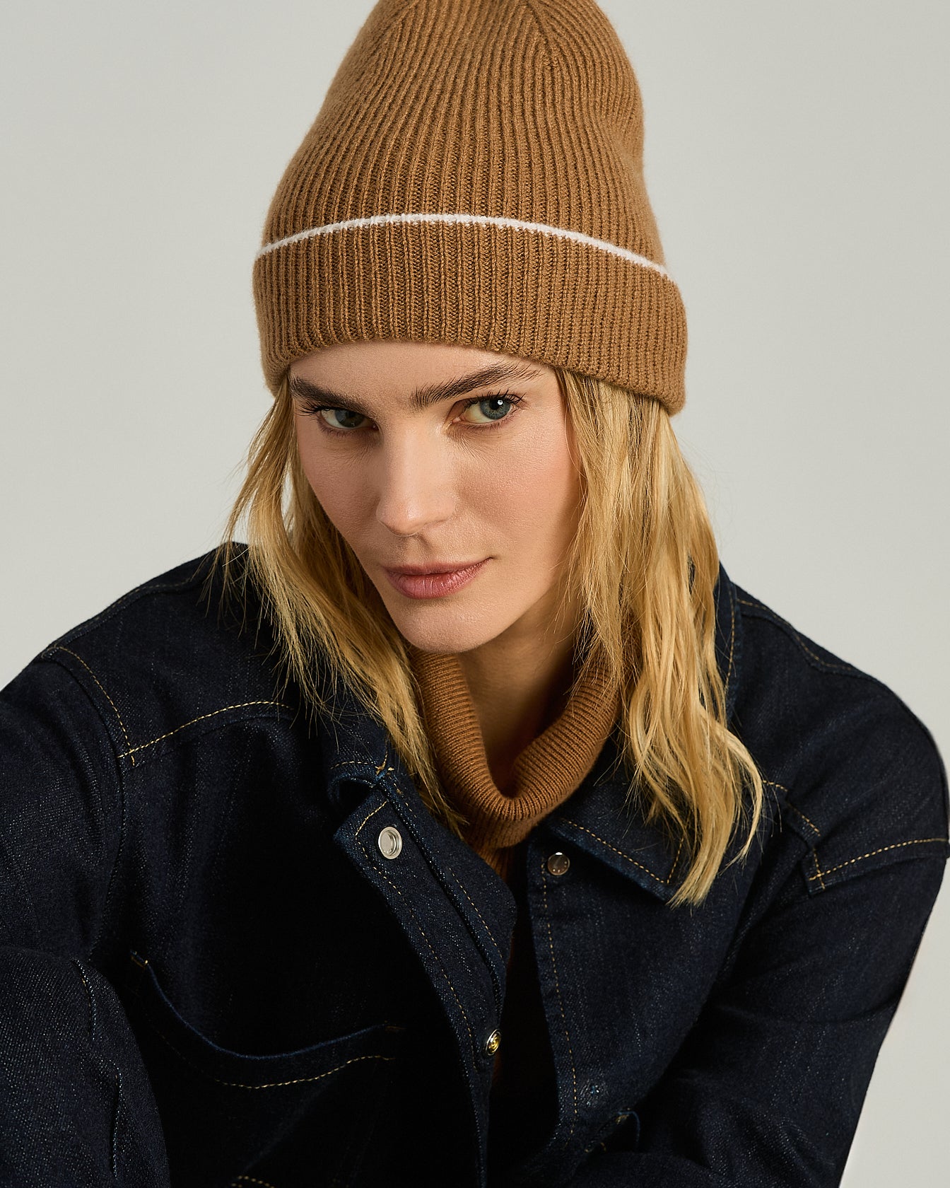 CAPPELLO IN CASHMERE A COSTE CON DETTAGLIO A CONTRASTO
