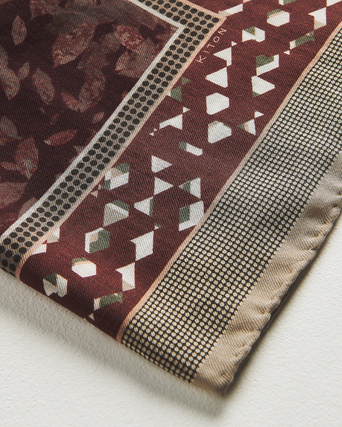 FOULARD 140X140 IN PURO CASHMERE CON STAMPA FLOREALE E MOTIVO GEOMETRICO