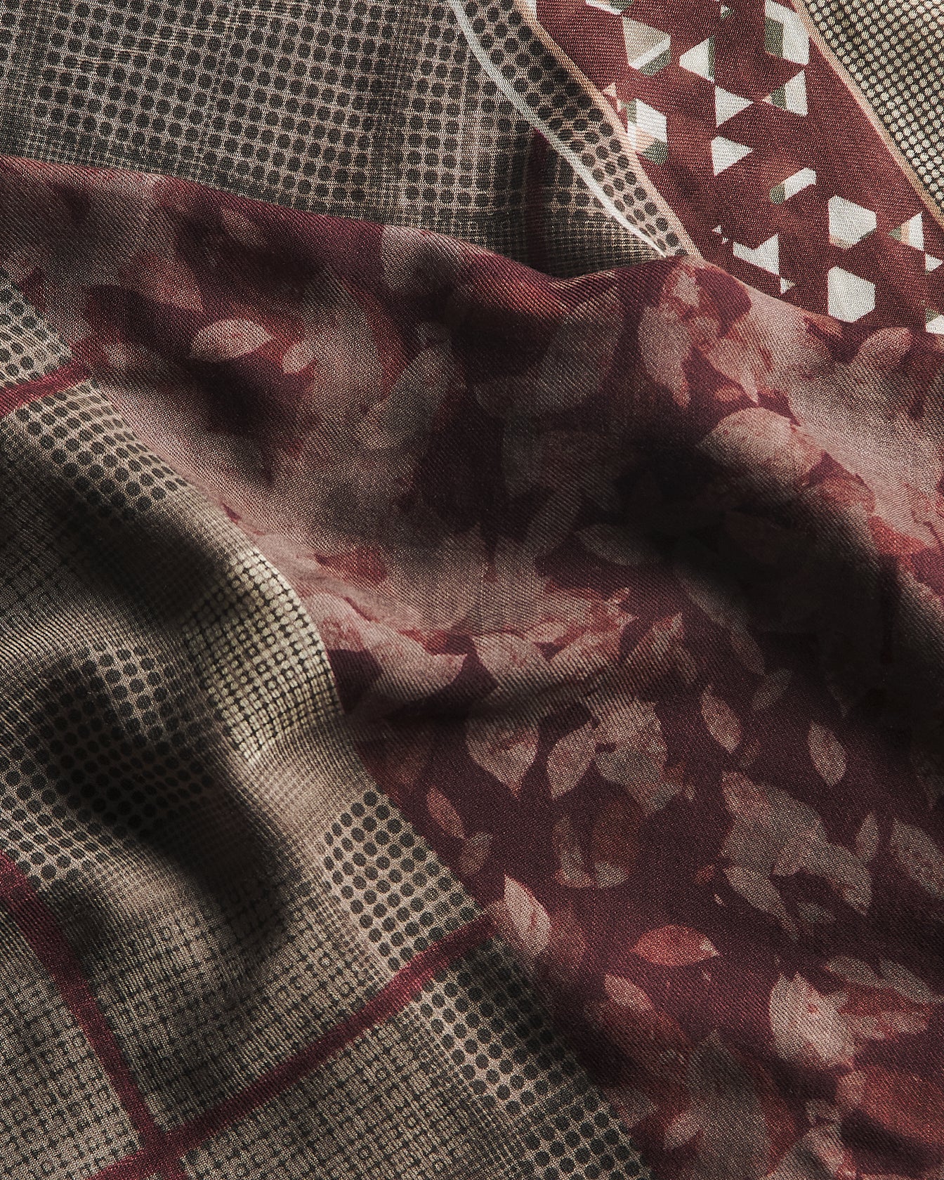 FOULARD 140X140 IN PURO CASHMERE CON STAMPA FLOREALE E MOTIVO GEOMETRICO