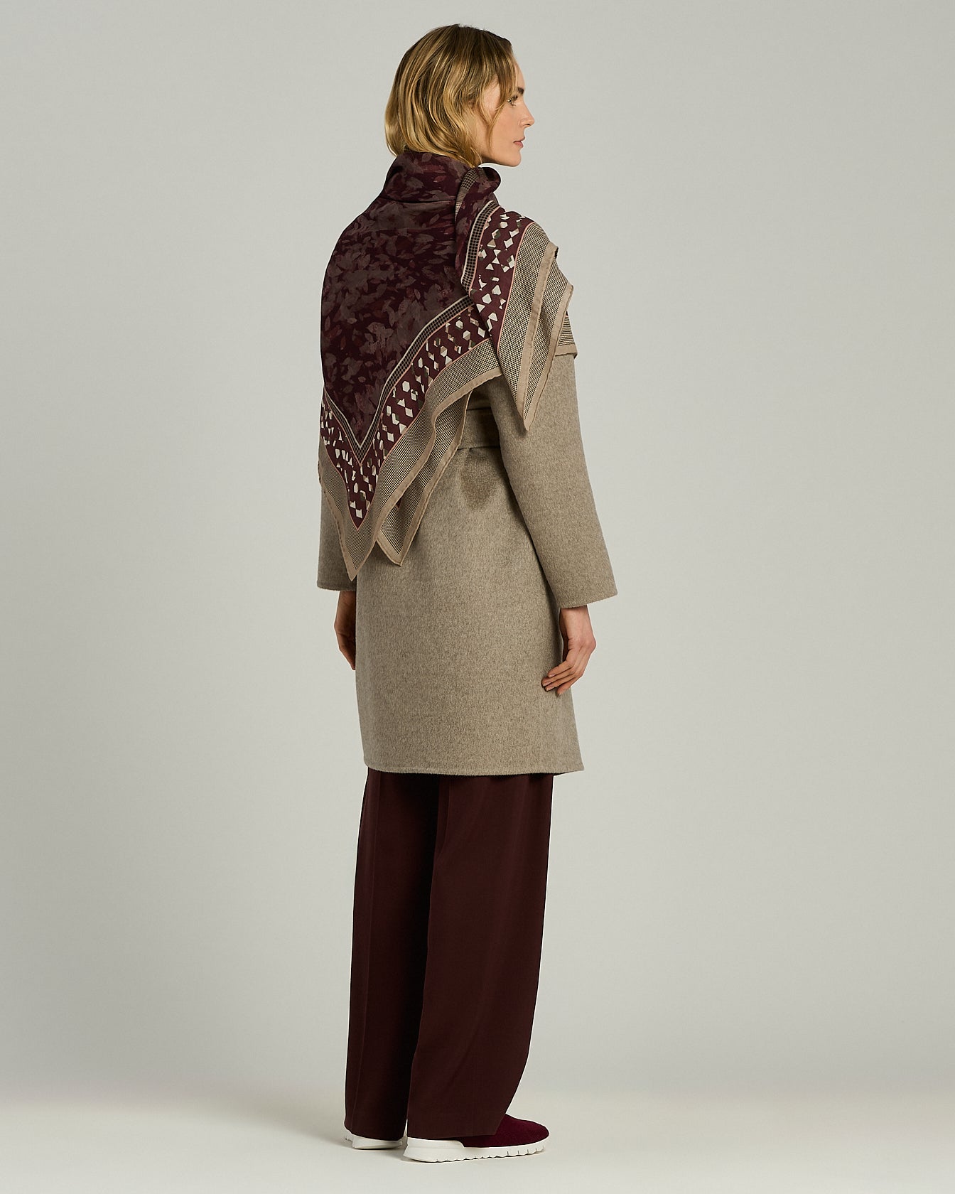FOULARD 140X140 IN PURO CASHMERE CON STAMPA FLOREALE E MOTIVO GEOMETRICO