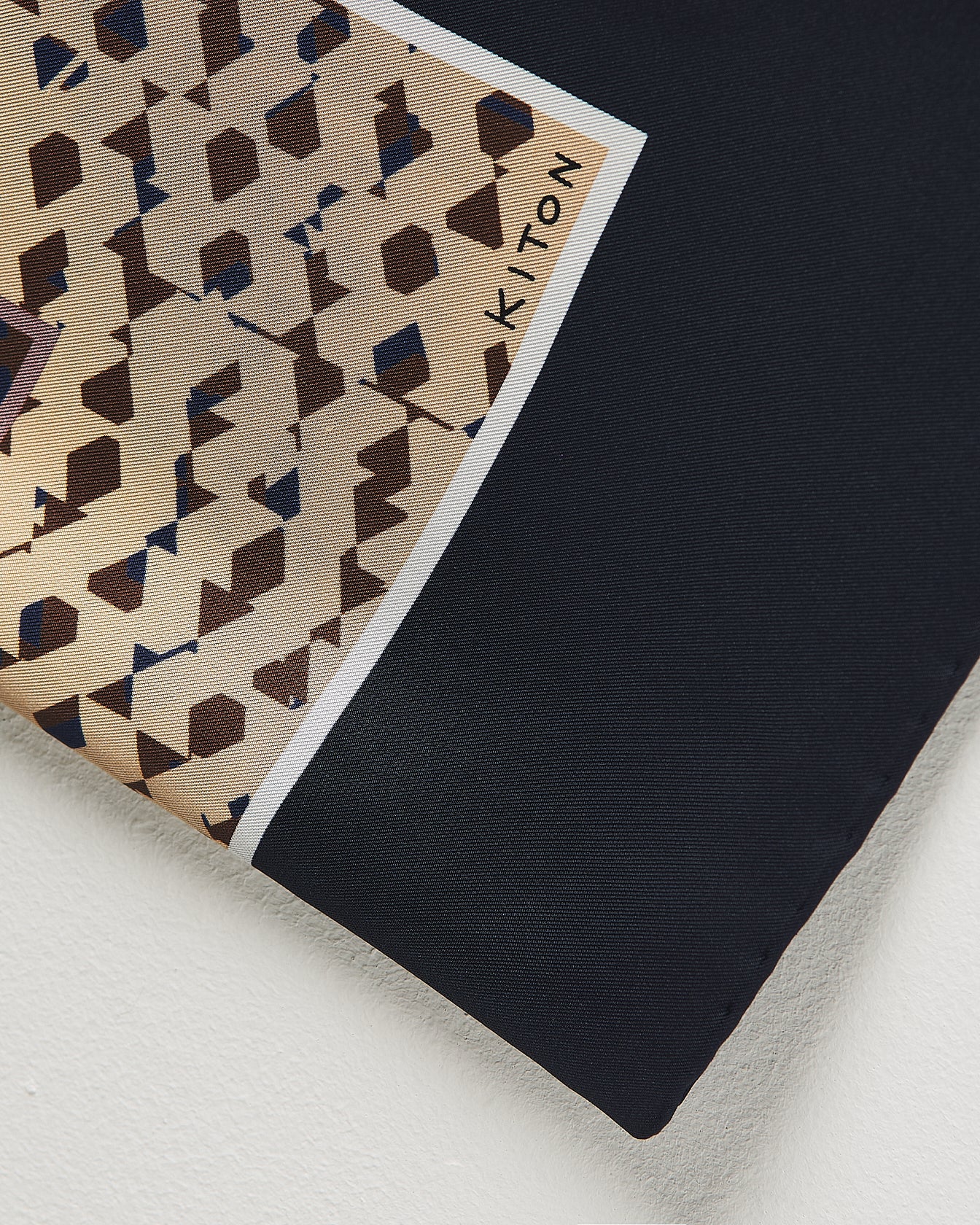 FOULARD 90X90 IN PURA SETA CON MOTIVO GEOMETRICO