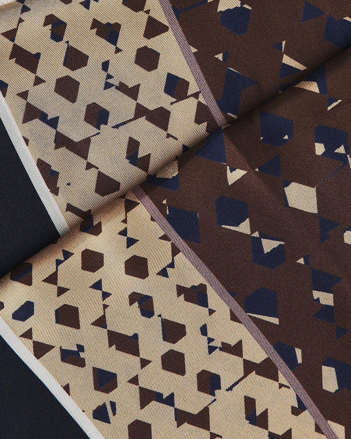 FOULARD 90X90 IN PURA SETA CON MOTIVO GEOMETRICO