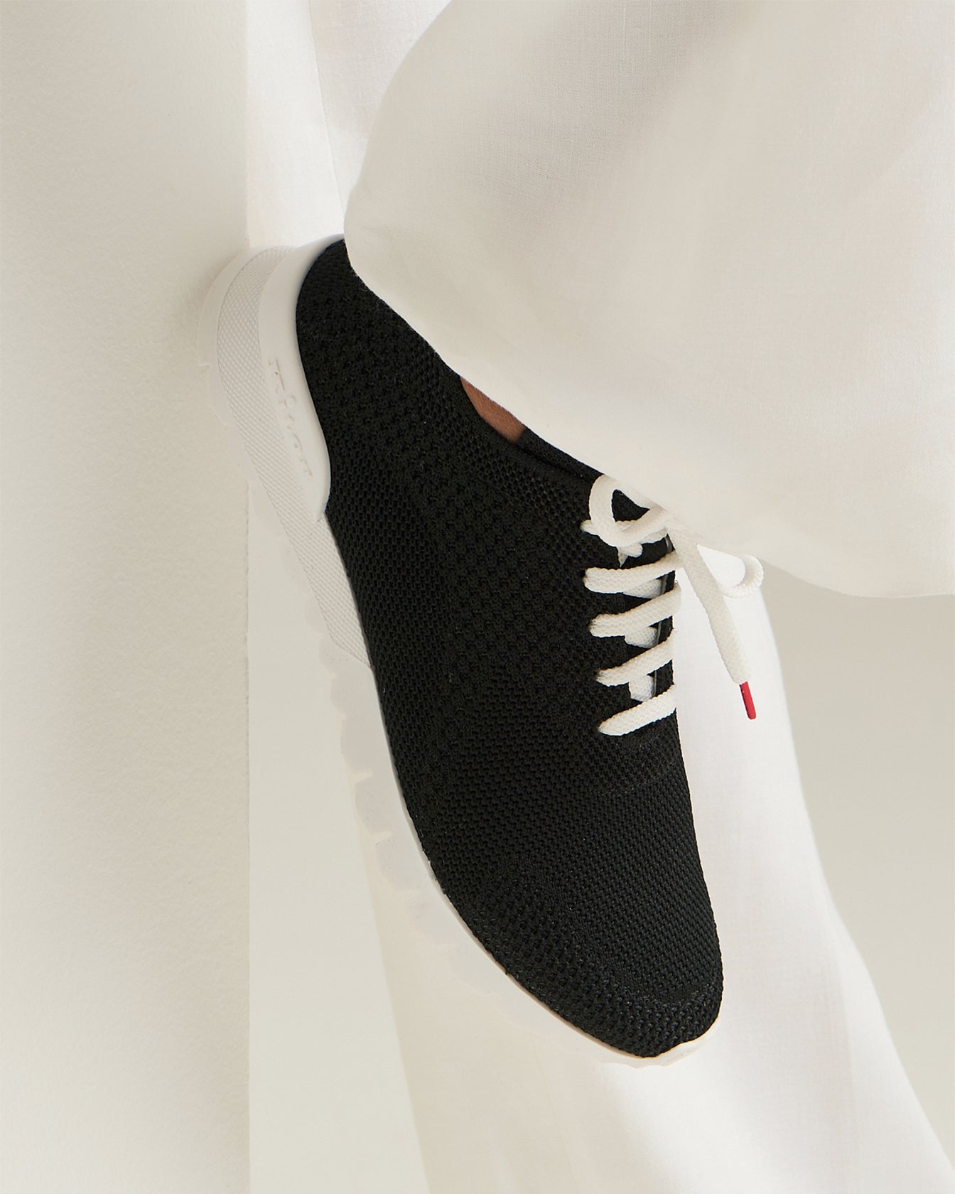 MESH FIT SNEAKERS