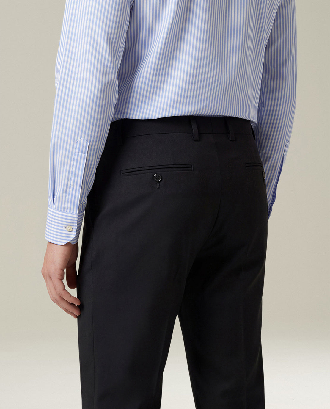 CHARCOAL GRAY 14-MICRON WOOL SUIT WITH NATURAL SHOULDERS AND TAPERED TROUSERS