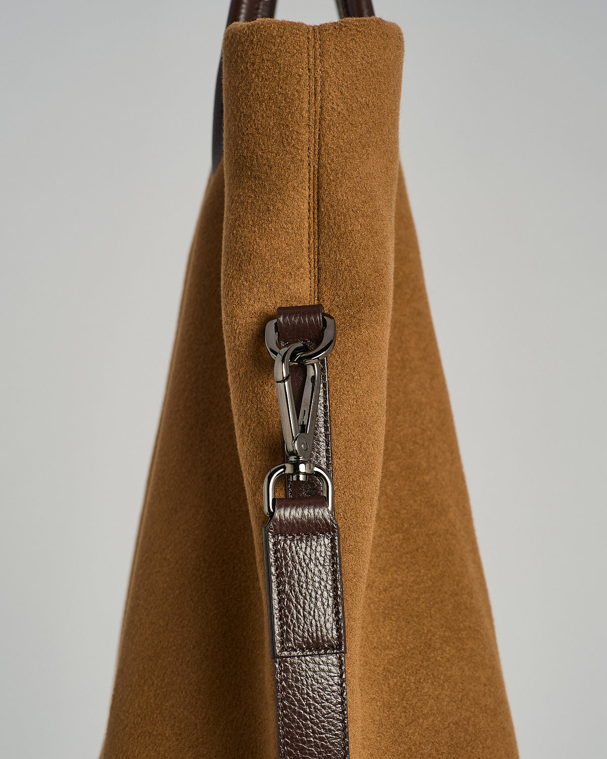 CAMEL CASHMERE WEEKENDER BAG WITH LEATHER DETAILS AND ADJUSTABLE SHOULDER STRAP 3