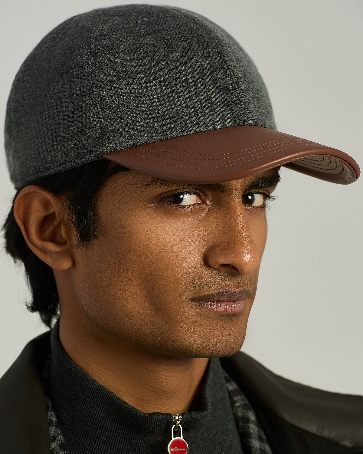 GREY CASHMERE BASEBALL CAP WITH LEATHER DETAILS 3