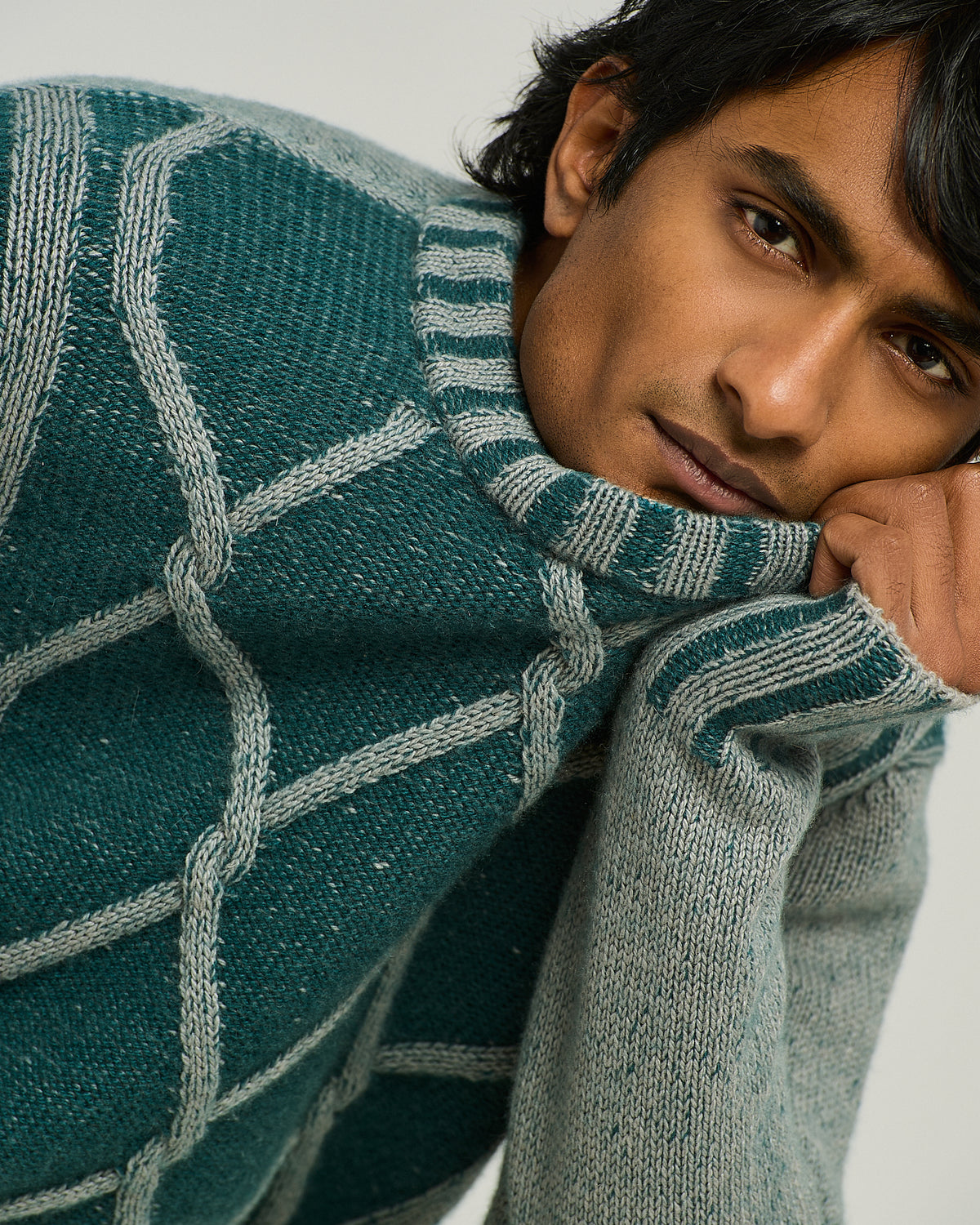 LIGHT GREY/GREEN CASHMERE CREW NECK SWEATER WITH CABLE KNIT DETAIL 4