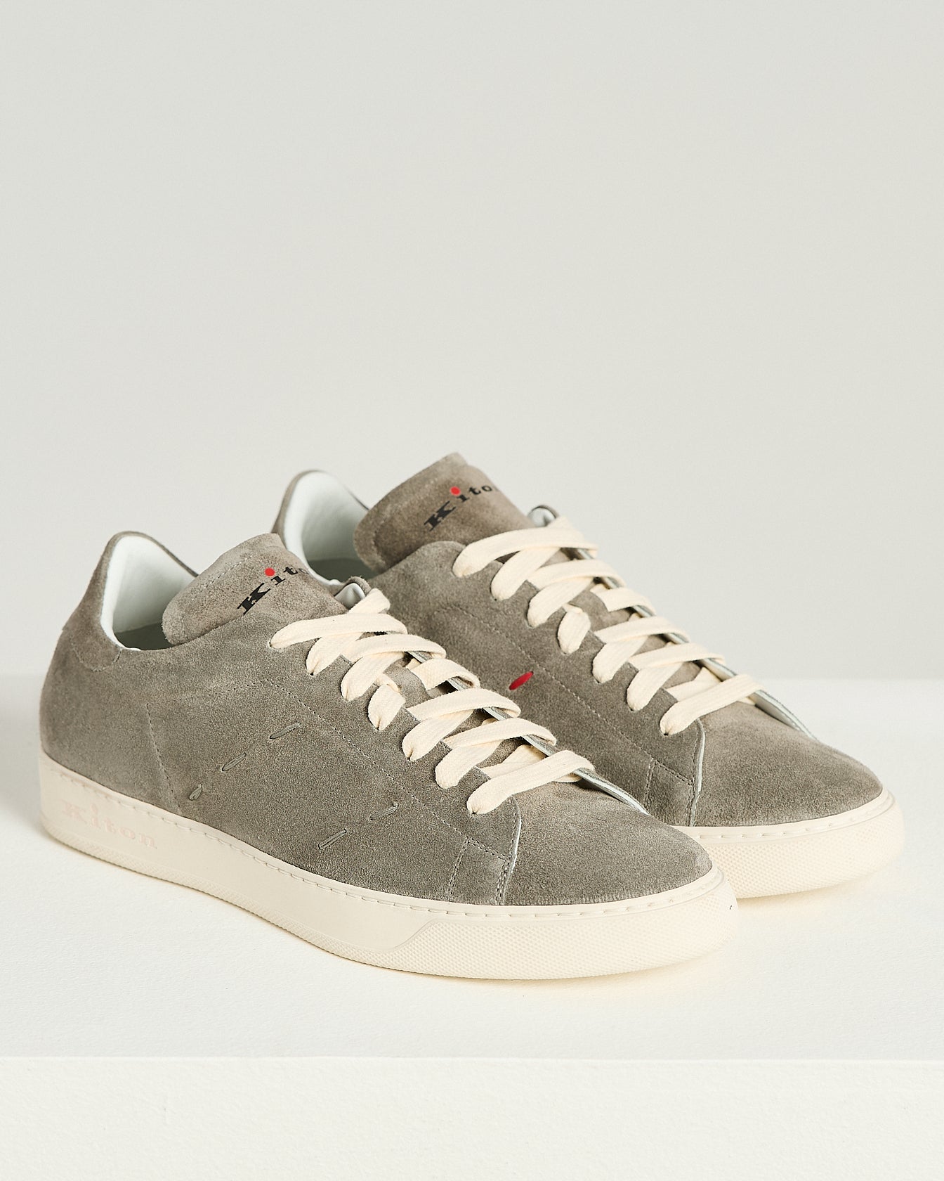 SNEAKERS IN SUEDE CON DETTAGLI IMPUNTURATI E SUOLA IN GOMMA