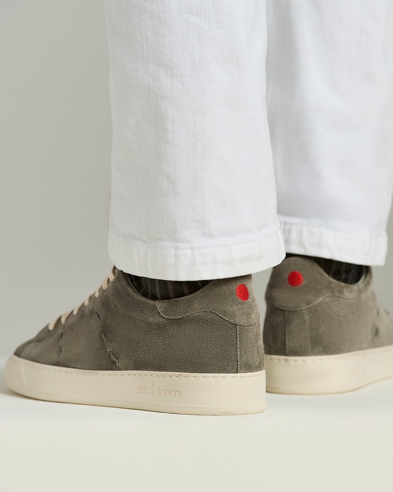 SNEAKERS IN SUEDE CON DETTAGLI IMPUNTURATI E SUOLA IN GOMMA