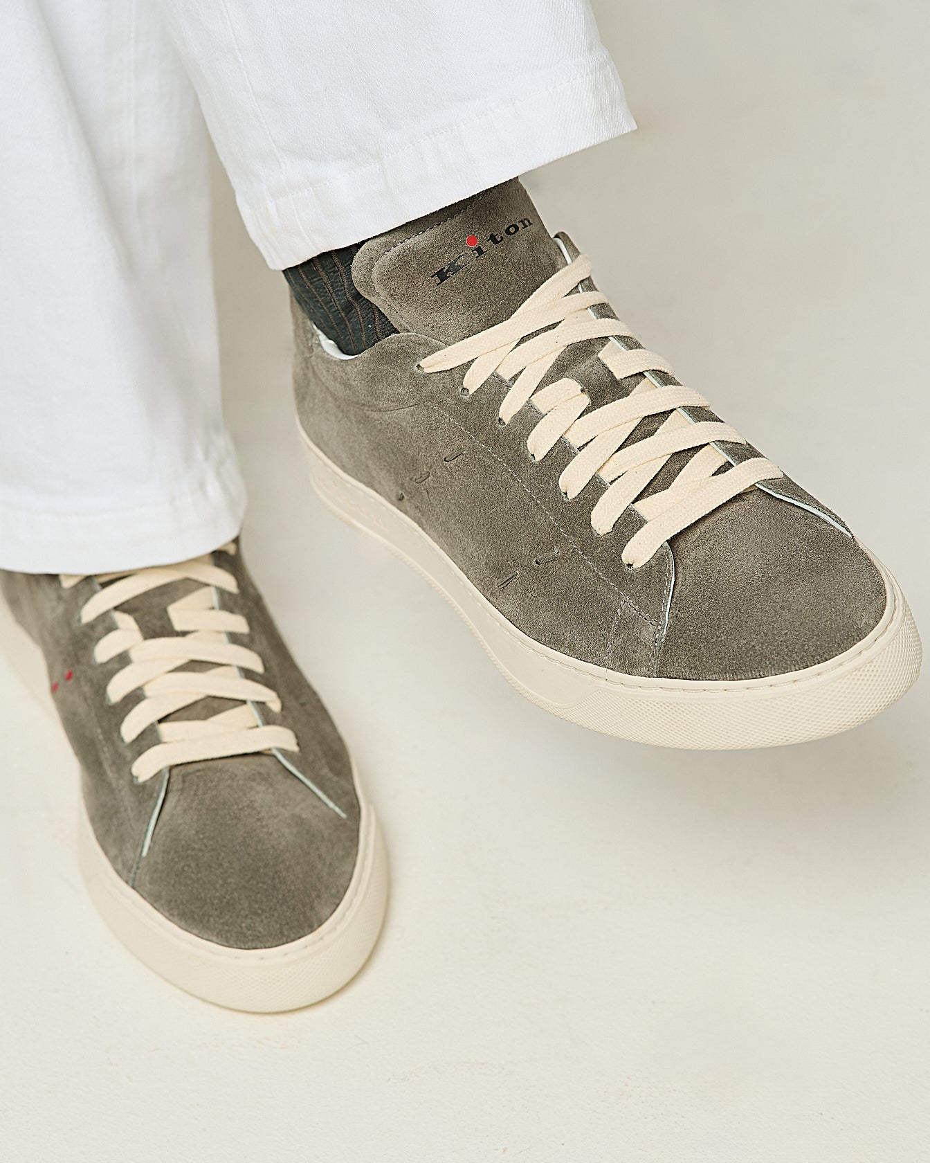 SNEAKERS IN SUEDE CON DETTAGLI IMPUNTURATI E SUOLA IN GOMMA