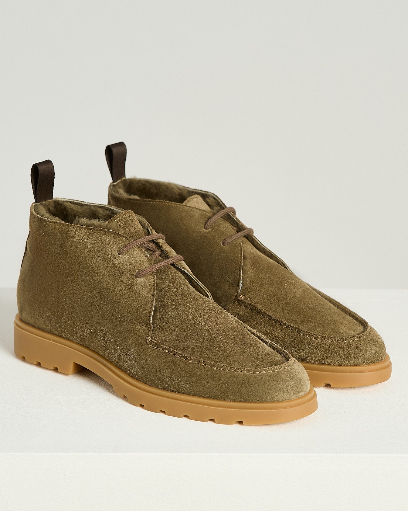 SCARPA ALTA IN SUEDE CON INTERNO IN SHEARLING E SUOLA CARRARMATO