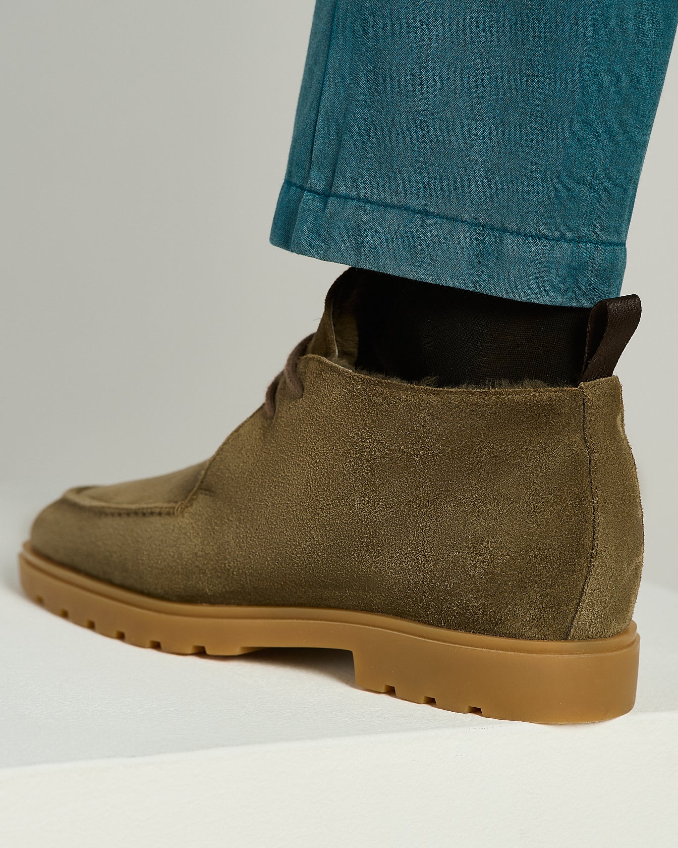 SCARPA ALTA IN SUEDE CON INTERNO IN SHEARLING E SUOLA CARRARMATO